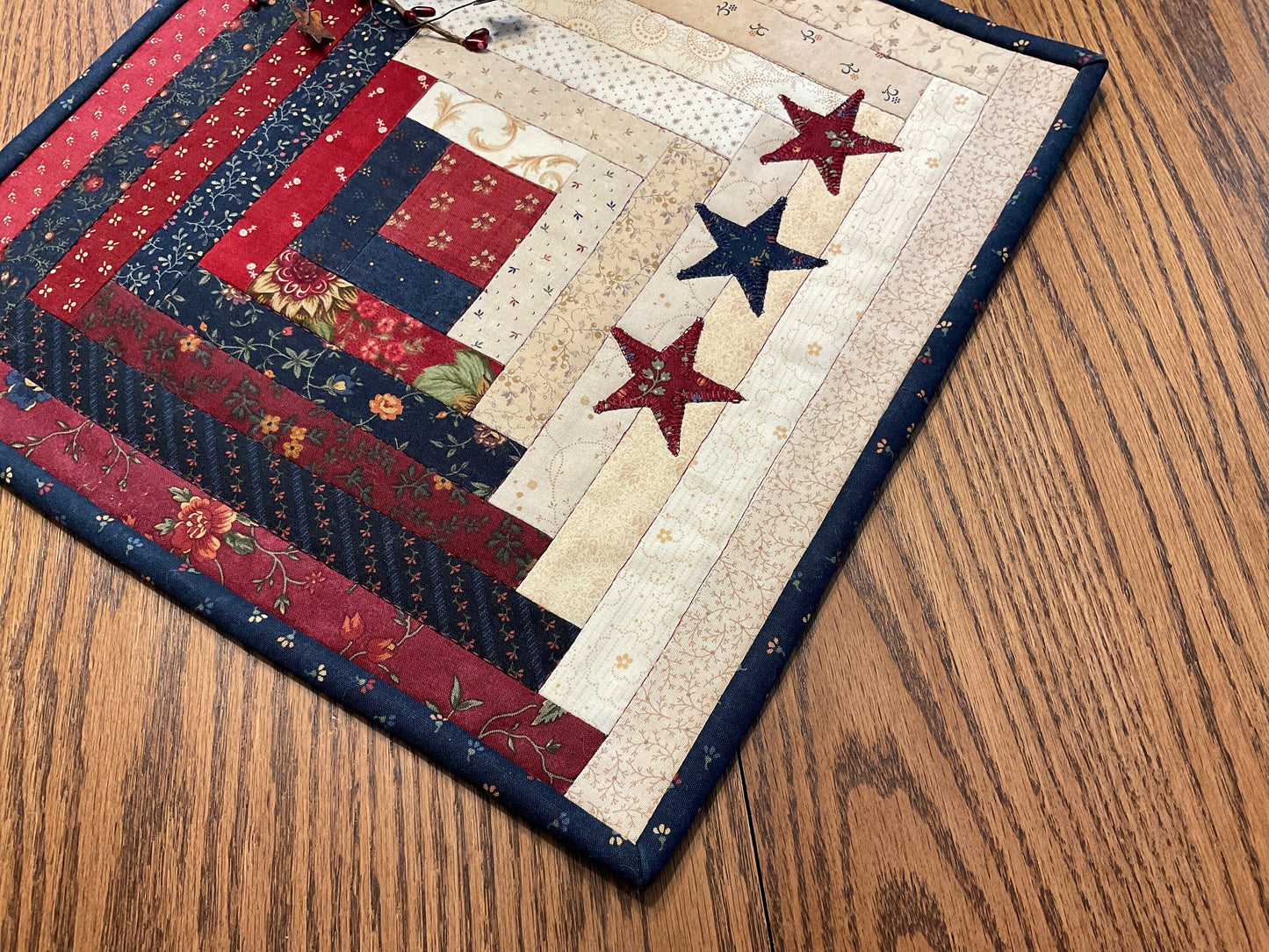 Primitive Farmhouse Patriotic Log Cabin Table Topper Item #1698