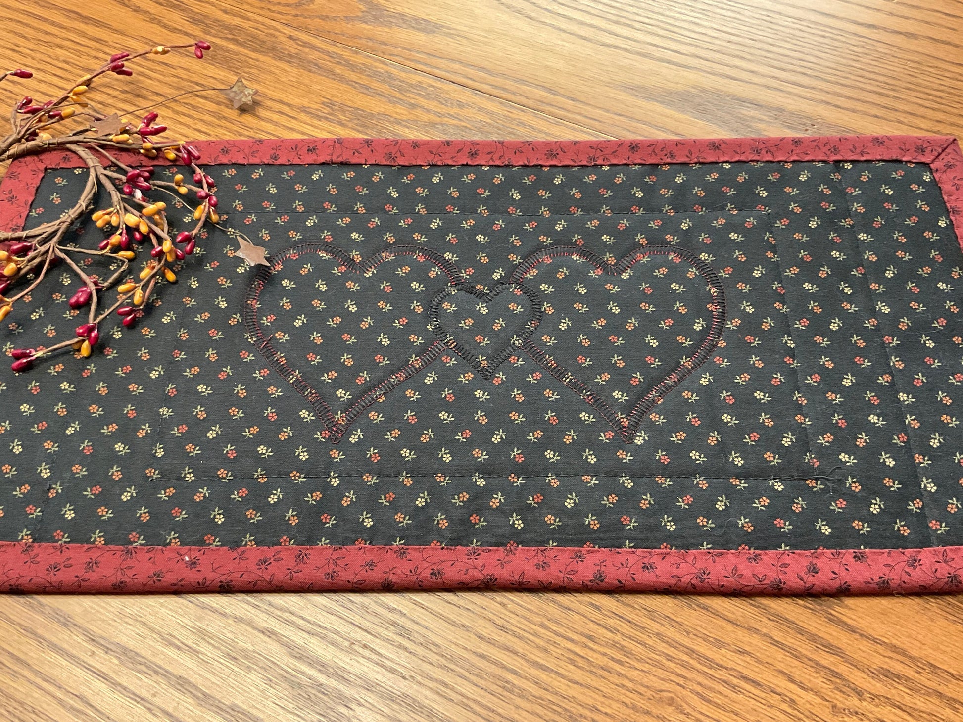 Primitive Farmhouse Valentine Table Runner Item 1615