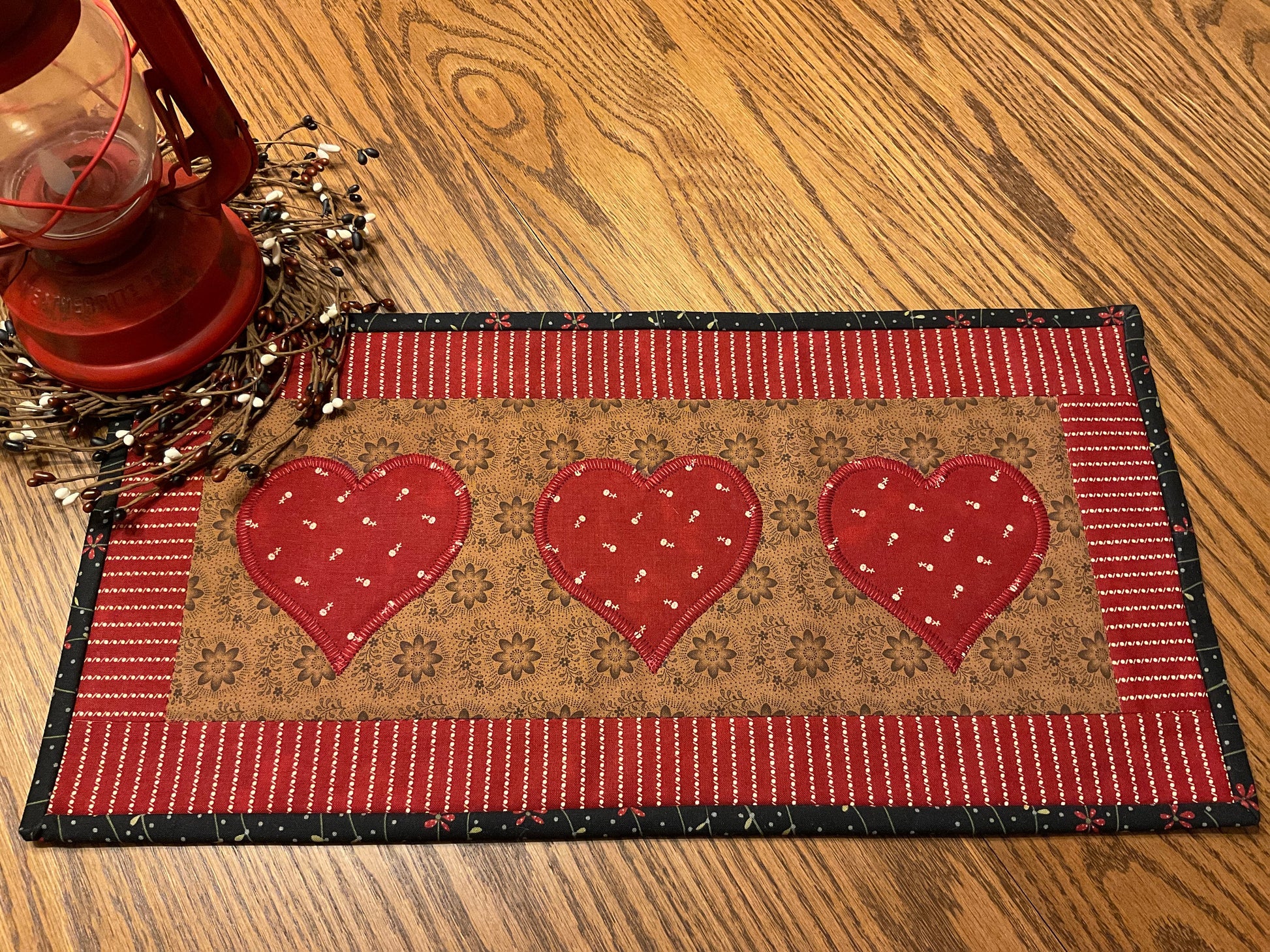 Valentine Primitive Farmhouse Heart Table Runner Item 1842