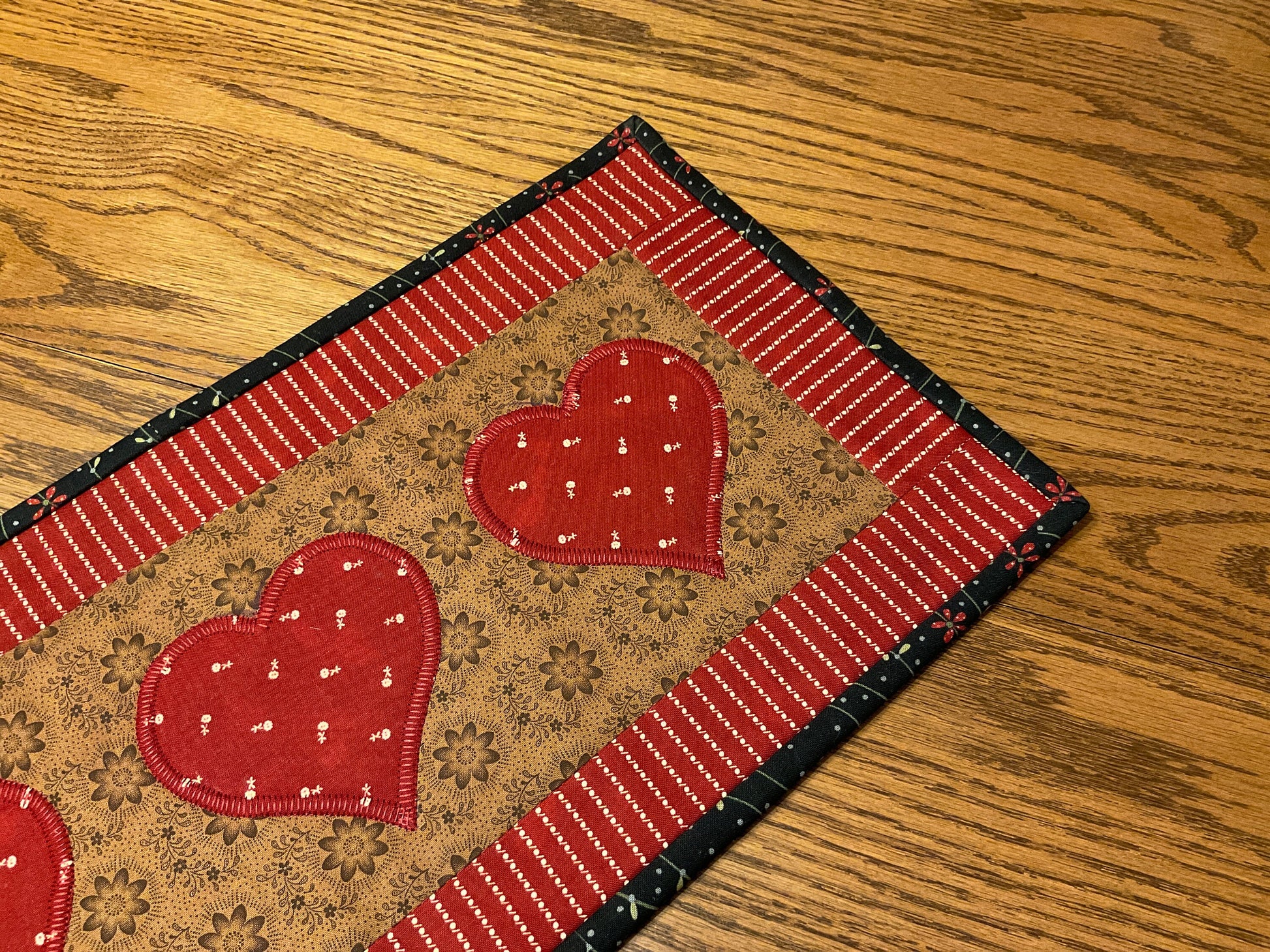 Valentine Primitive Farmhouse Heart Table Runner Item 1837