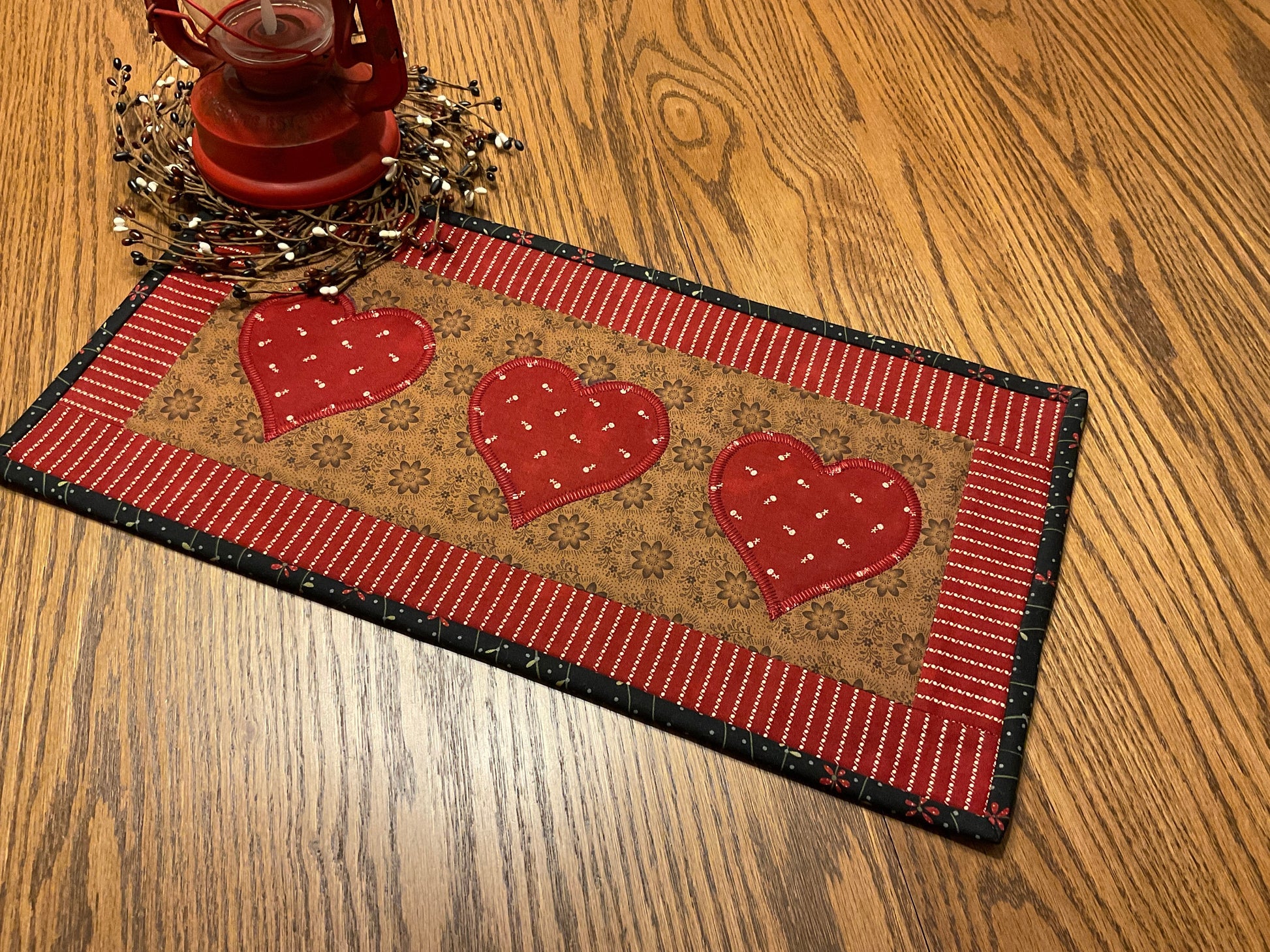 Valentine Primitive Farmhouse Heart Table Runner Item 1837